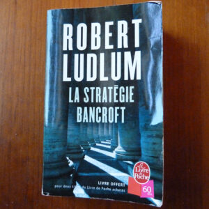 Couverture roman La stratégie Bancroft Robert Ludlum Le Livre de Poche