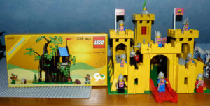 Lego castle chateau jaune cachette dans la foret