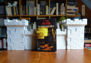 Couverture roman La forteresse noire Francis Paul Wilson Fleuve Noir Thriller fantastique Pocket Terreur