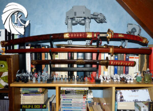 Bibliothèque Un K à part décoration bibelots Lego Star Wars katana wakizashi