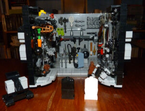 Batcave MOC Lego salle d'armes