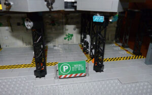 Garage Batcave MOC Lego panneau horaires parking