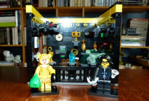 Batcave Lego salle des trophées Cheetah voleuse de bijoux