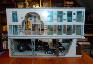 Batcave MOC Lego garage côté gauche