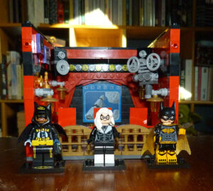 Batcave Lego cinéma Batgirl Batman merch fan Black Cat