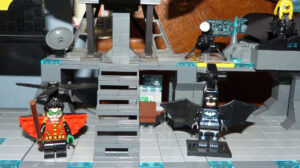 Batcave Lego plateforme Batman Robin helipack