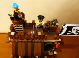 MOC Lego Pirates île du crâne toit